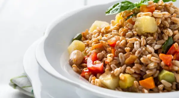 Insalata di farro integrale con verdure colorate, un'idea fresca per le tue ricette estive.