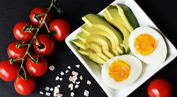 Pomodori, avocado e uova sode, un pasto leggero per chi soffre di riso colon irritabile.