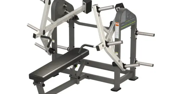 Macchina per chest press con panca imbottita e bracci indipendenti per un allenamento completo del petto.