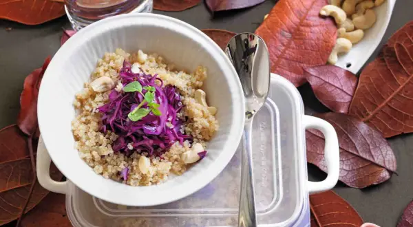 Quinoa con cavolo rosso e anacardi: un'idea per capire cosa mangiare per sgonfiare la pancia.