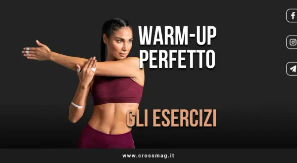 Donna esegue stretching pre allenamento, braccio teso e mano appoggiata sulla spalla opposta.