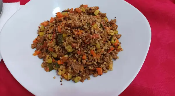 Piatto di cous cous con verdure miste e carne macinata. Attenzione, il cous cous contiene nichel.