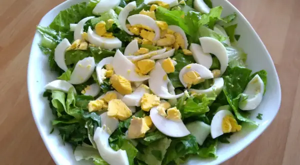 Insalata fresca con lattuga croccante e uova sode a spicchi, un contorno perfetto per ogni pasto.