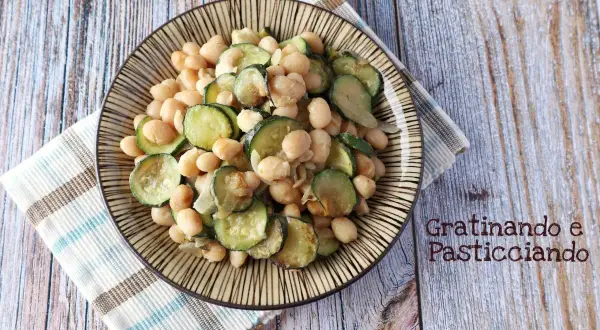 Piatto di fagioli e zucchine saltate, un contorno semplice e gustoso.