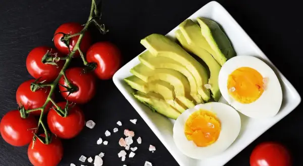 Pomodori, avocado e uova sode, un pasto leggero e nutriente, ideale per chi soffre di colon irritabile.