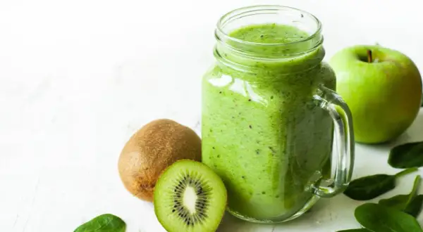 Smoothie verde con kiwi, mela e spinaci, un concentrato di lassativi naturali per il benessere.