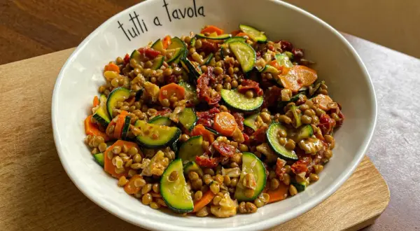 Insalata di lenticchie con zucchine, carote e pomodori secchi, perfetta per le ricette estive.