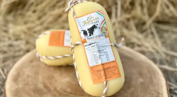 Provola calabrese della Fattoria della Piana, con etichetta che indica "Senza Lattosio". La provola contiene lattosio, ma in quantità minime.