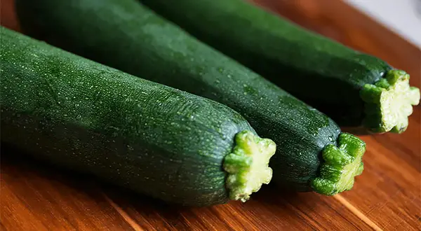 Tre zucchine fresche, verdura con la z, pronte per essere cucinate.