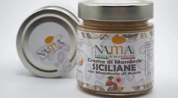 Crema di mandorle siciliane, perfetta per dolci e ricette con crema di mandorle. Un vasetto di Nama, natura & mandorle.