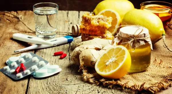 Limoni, zenzero, miele e pillole: rimedi della nonna per andare in bagno e sentirsi meglio.