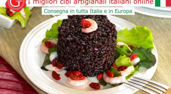 Piatto di riso nero integrale con gamberi e pomodorini, un'idea per una ricetta gustosa e salutare.