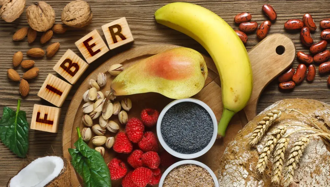 Frutta, noci, semi e pane integrale compongono un quadro ricco di fibre solubili, essenziali per una dieta equilibrata.