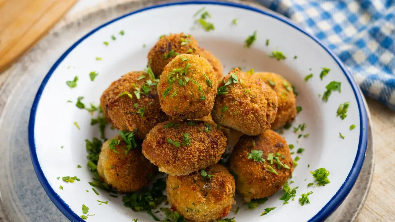 Crocchette dorate e croccanti, perfette per le tue ricette con legumi. Guarnite con prezzemolo fresco.