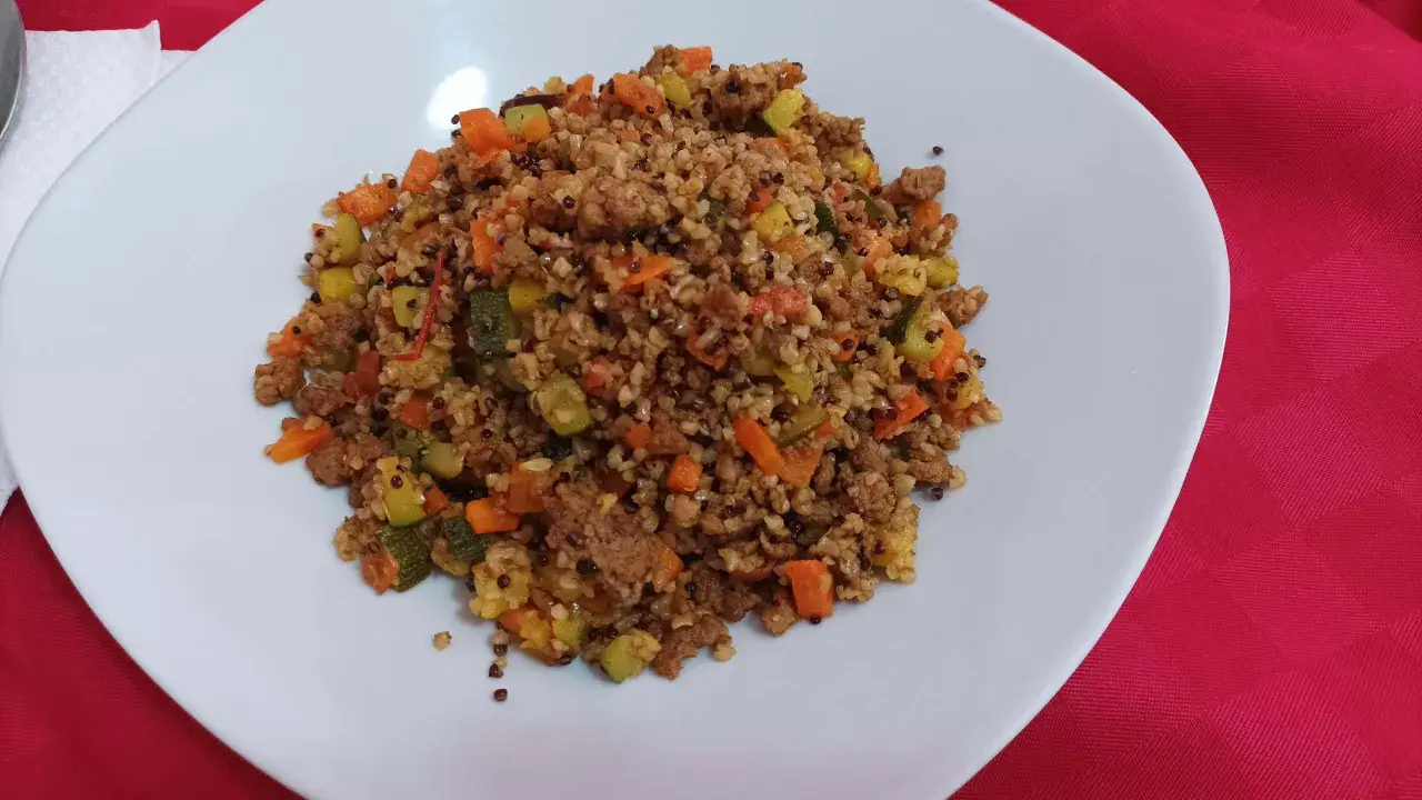 Piatto di cous cous con verdure miste e carne macinata. Attenzione, il cous cous contiene nichel.