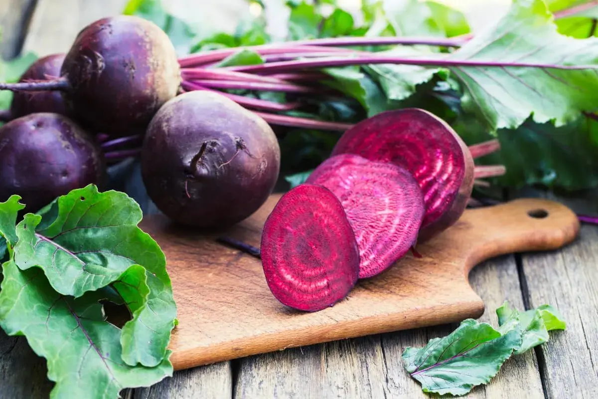 Barbabietola rossa, un alimento salutare per chi soffre di colon irritabile, tagliata su un tagliere di legno.