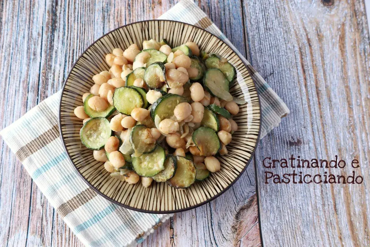 Piatto di fagioli e zucchine saltate, un contorno semplice e gustoso.