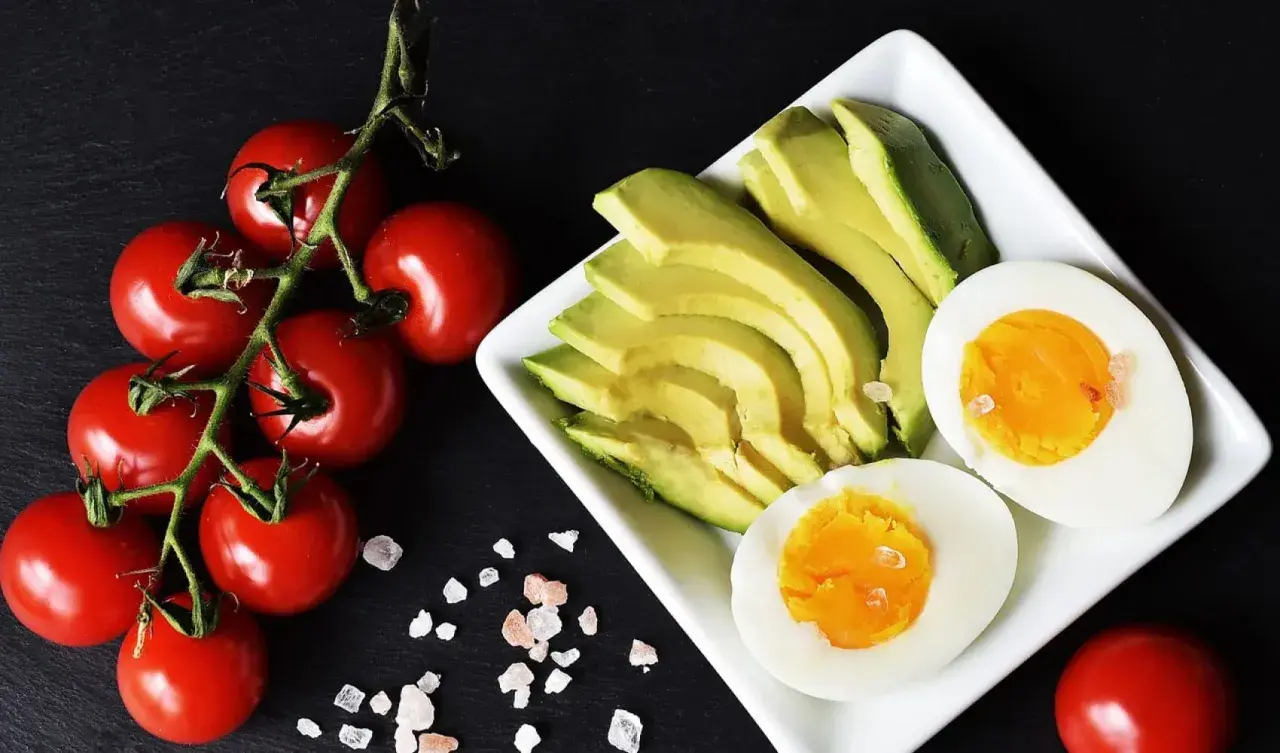 Pomodori, avocado e uova sode, un pasto leggero e nutriente, ideale per chi soffre di colon irritabile.