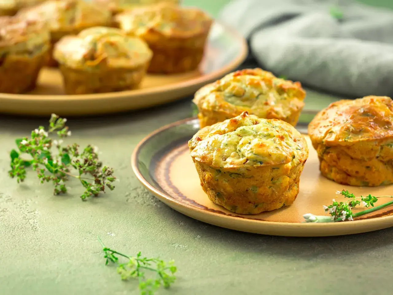 Muffin salati con verdure, una delizia per chi cerca legumi senza nichel. Dorati e invitanti, perfetti per uno spuntino sano.
