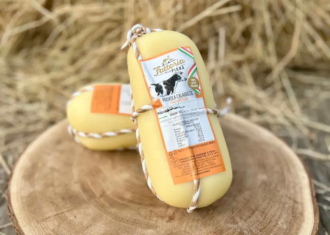 Provola calabrese della Fattoria della Piana, con etichetta che indica "Senza Lattosio". La provola contiene lattosio, ma in quantità minime.