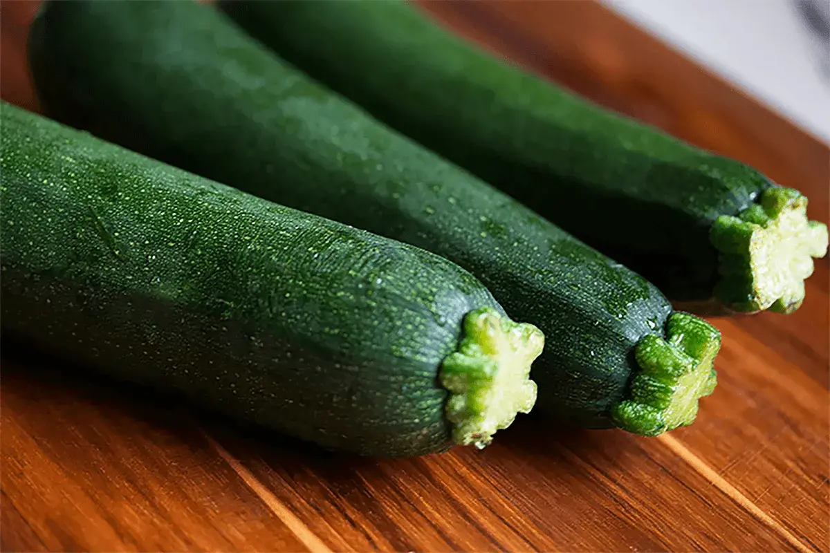 Tre zucchine fresche, verdura con la z, pronte per essere cucinate.