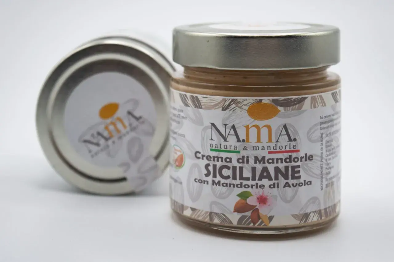 Crema di mandorle siciliane, perfetta per dolci e ricette con crema di mandorle. Un vasetto di Nama, natura & mandorle.
