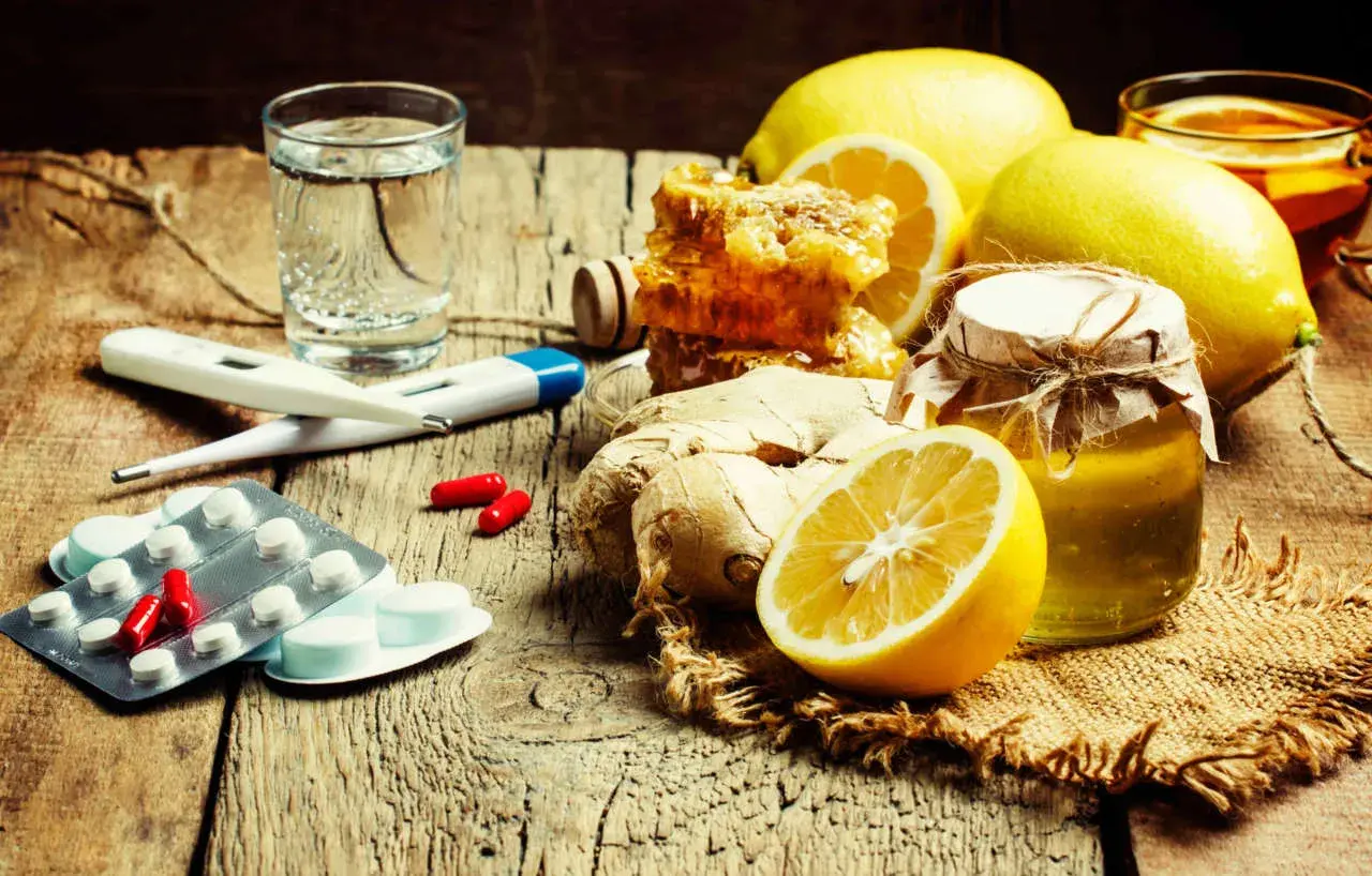 Limoni, zenzero, miele e pillole: rimedi della nonna per andare in bagno e sentirsi meglio.