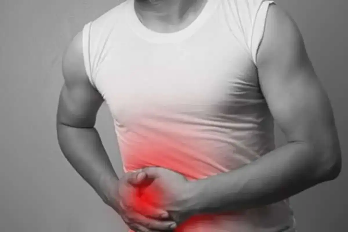Uomo con le mani sullo stomaco, evidenziato in rosso, per indicare crampi allo stomaco.