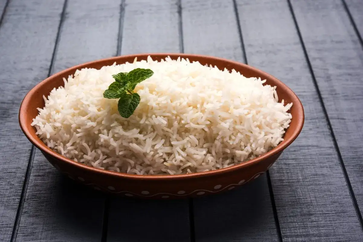 Una ciotola di riso basmati profumato, perfetto per chi &egrave; a dieta, guarnito con una fogliolina di menta.