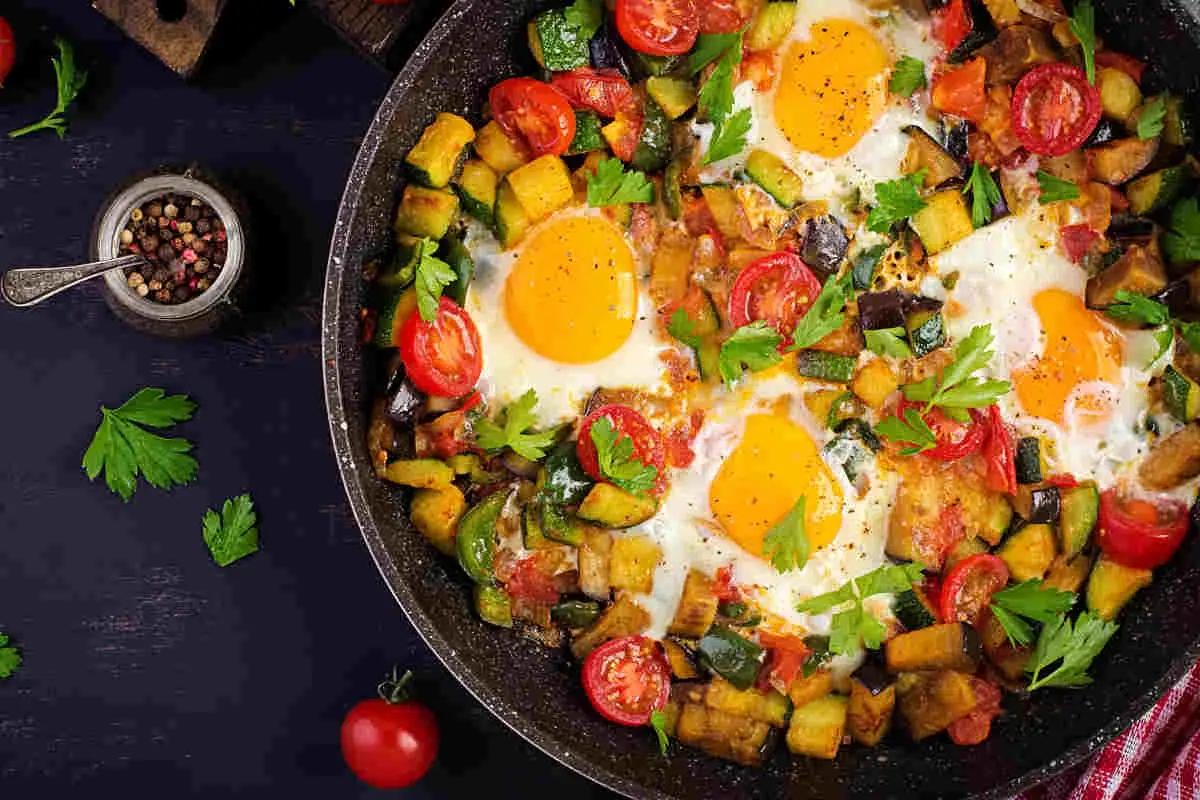 Uova e verdure cotte in padella, un piatto colorato e gustoso, perfetto per le tue ricette con uova e verdure.