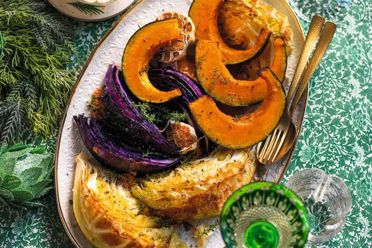 Piatto festivo con zucca arrostita, cavolo rosso e verza, condito con aglio e timo. Un'opzione gustosa di verdure che non gonfiano, perfetta per le feste.