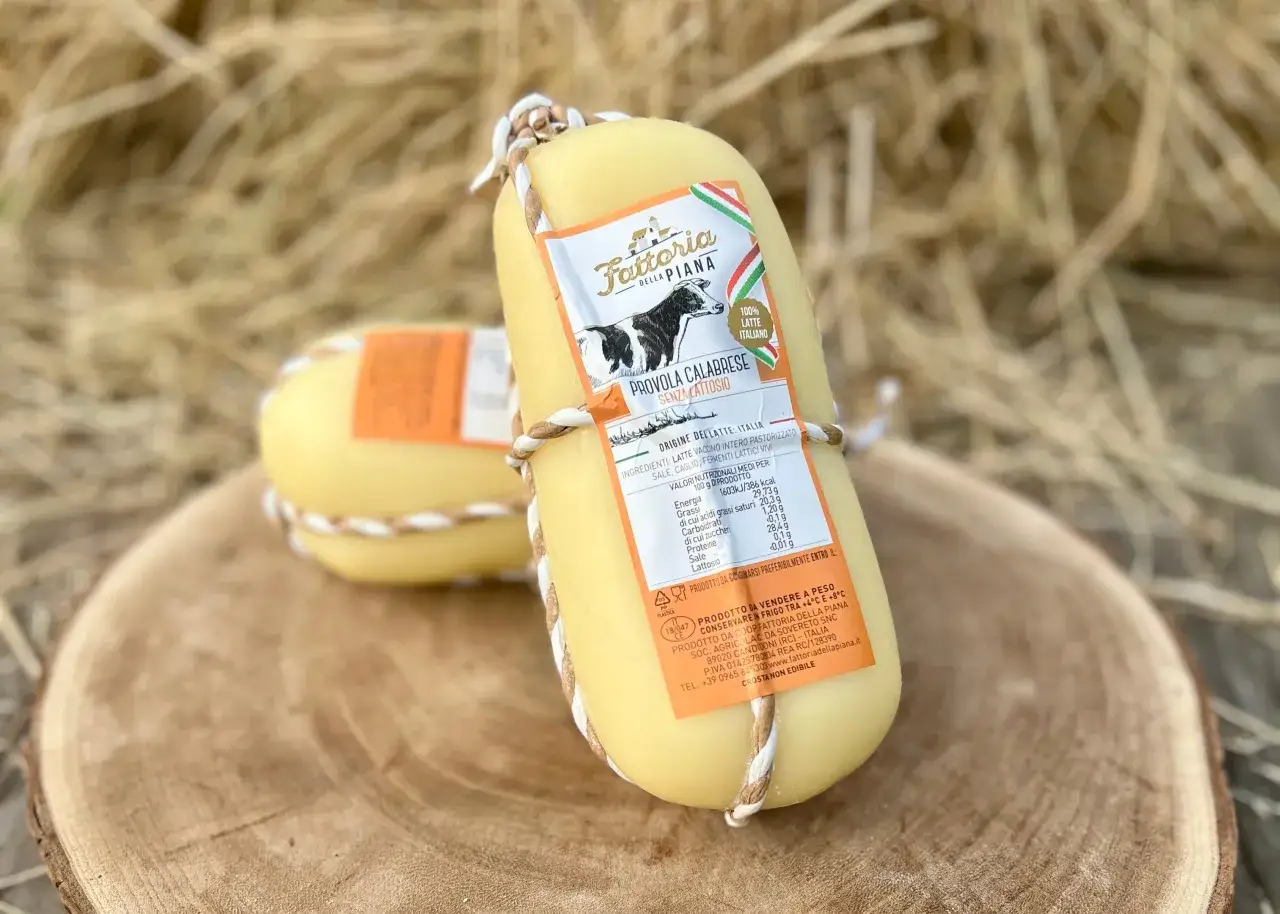 Provola calabrese della Fattoria della Piana, con etichetta che indica 