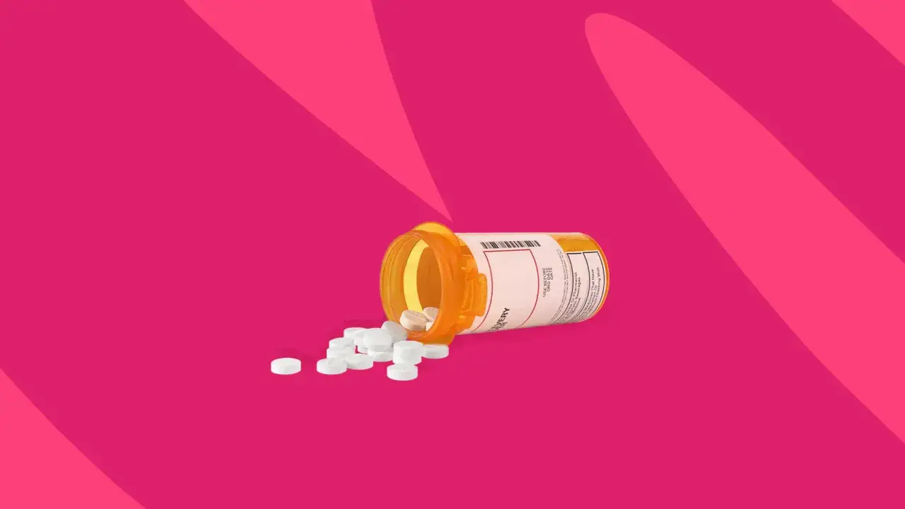 Pillole sparse da un flacone aperto, con un'etichetta che menziona 
