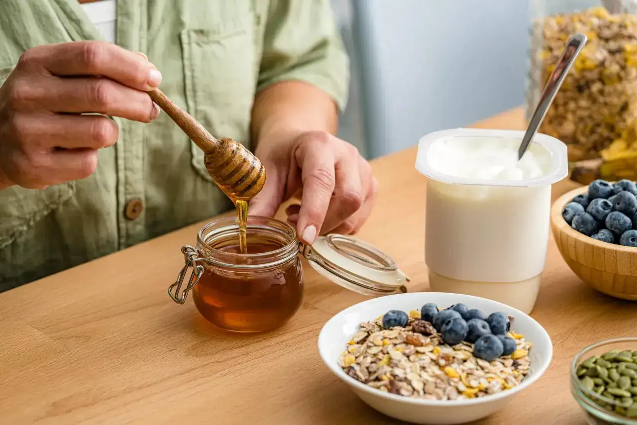 Miele e yogurt con mirtilli e cereali. Attenzione, latte e miele prima di dormire fa ingrassare!