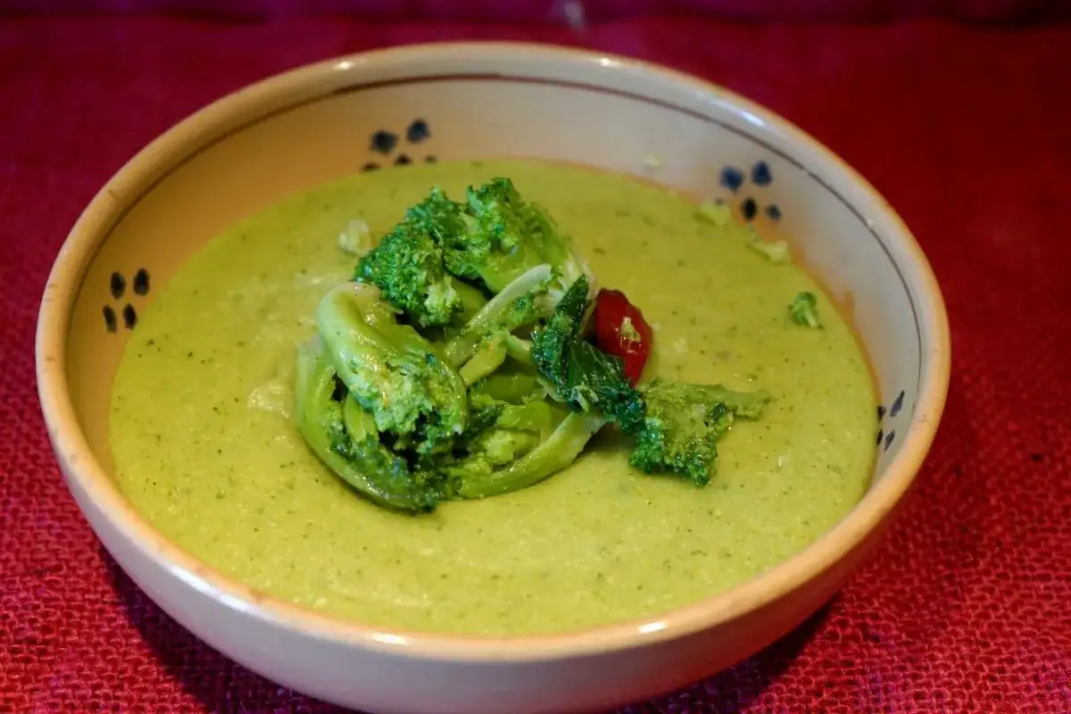 Polenta cremosa con cime di rapa, un piatto rustico e saporito.
