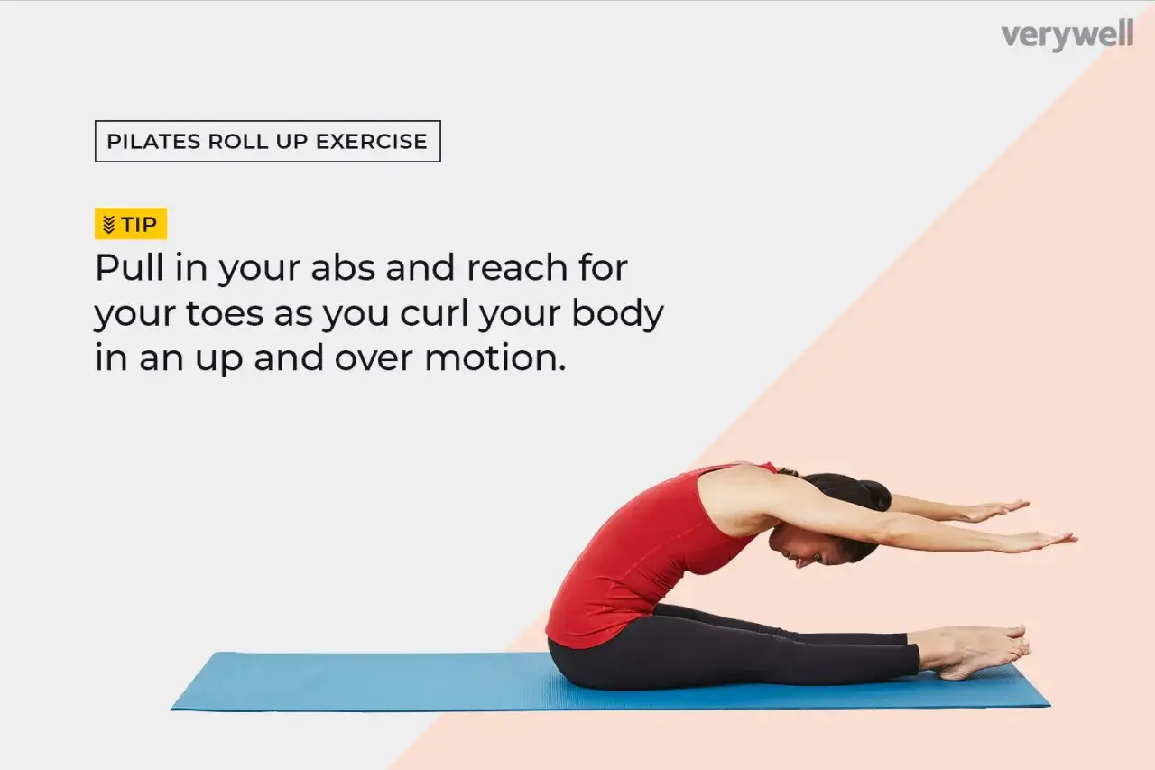 Donna esegue il roll up pilates, curando il corpo in un movimento verso l'alto e in avanti, raggiungendo le punte dei piedi.