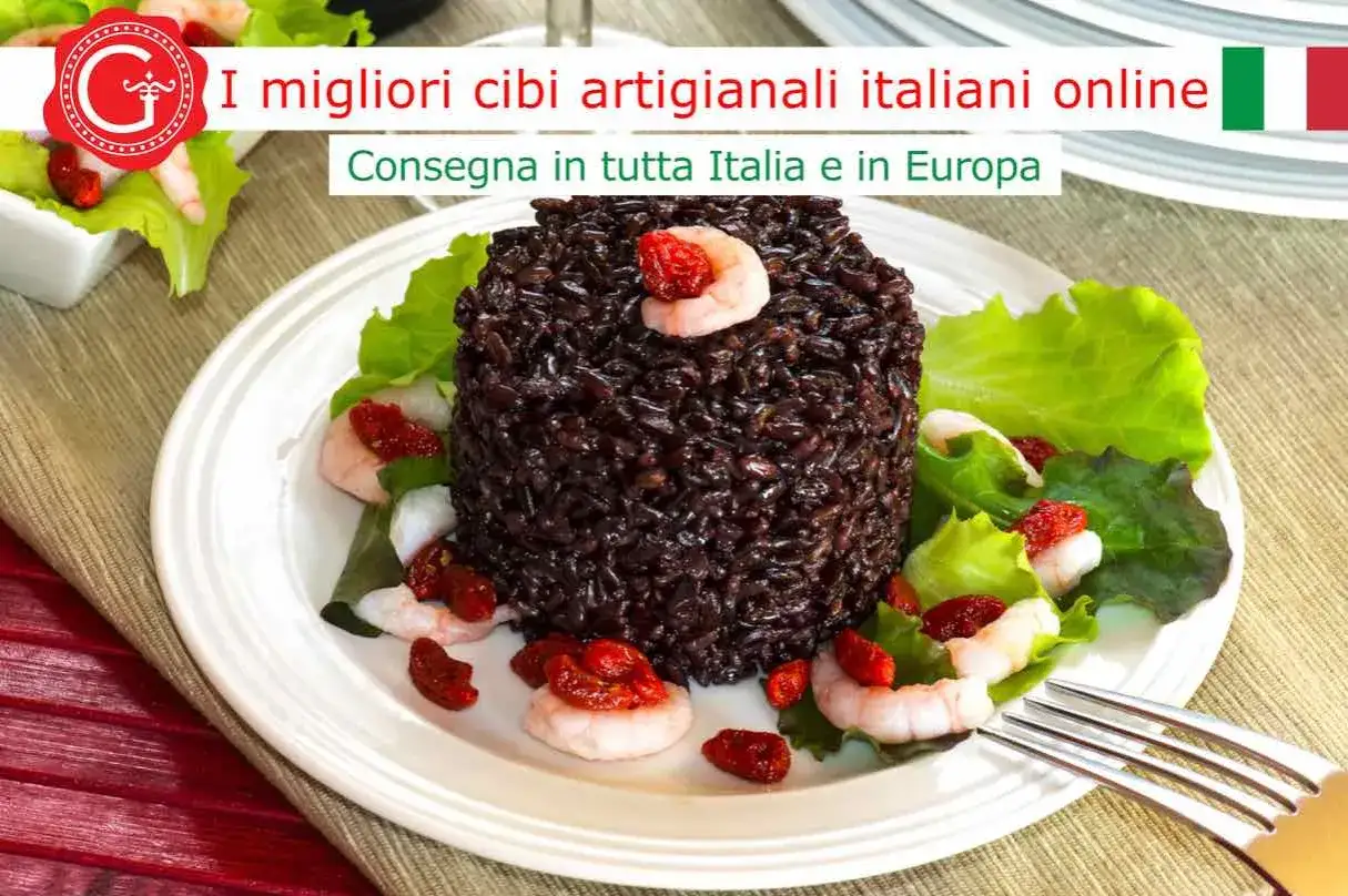 Piatto di riso nero integrale con gamberi e pomodorini, un'idea per una ricetta gustosa e salutare.
