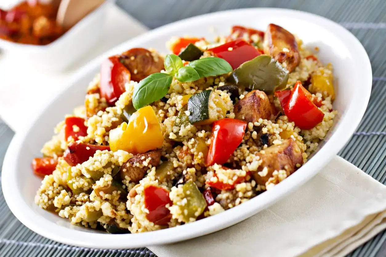Piatto di cous cous con verdure miste e carne. Attenzione, il cous cous contiene nichel.