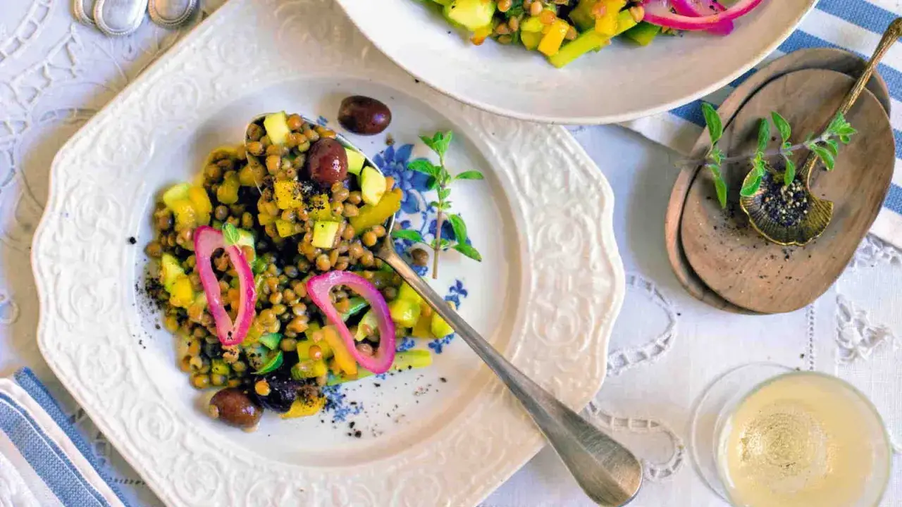 Insalata di lenticchie con verdure fresche e olive, un'idea perfetta per le lenticchie ricette estive.