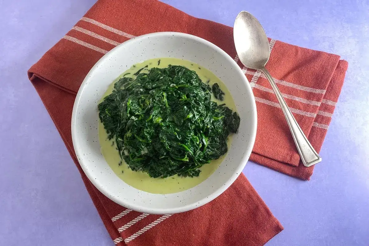 Spinaci cremosi in una ciotola, un piatto delicato per chi soffre di colon irritabile.