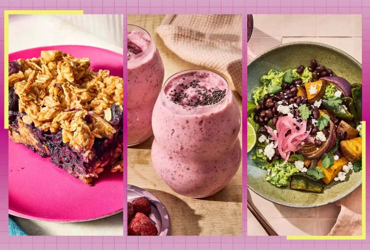 Porzione di crumble ai mirtilli, frullato rosa e insalata con fagioli neri e patate dolci: idee per una dieta anticellulite men&ugrave; settimanale.