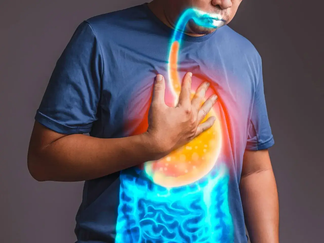 Uomo con mano sullo stomaco, evidenziato un tratto digestivo luminoso. Un modo per capire come ruttare per digerire.