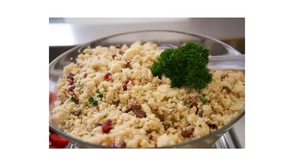 Cous cous con melograno e mandorle, un piatto gustoso e leggero, ideale per chi cerca un'alternativa salutare al **cous cous colesterolo**.