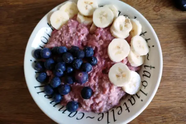 Porridge rosa con mirtilli e banane, un modo delizioso per imparare come fare il porridge.