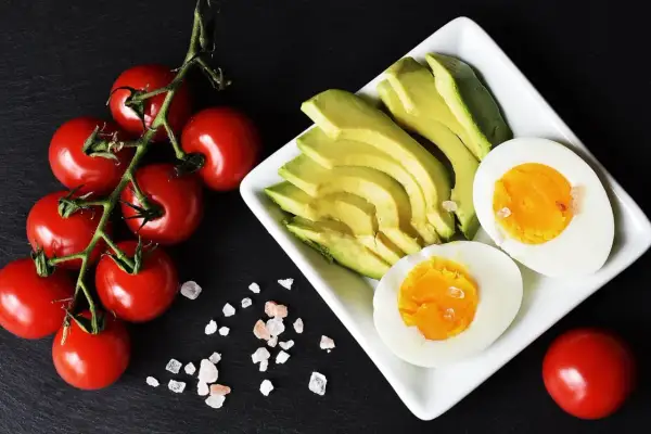 Pomodori, avocado e uova sode, un pasto leggero per chi soffre di riso colon irritabile.