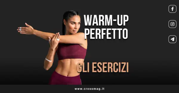 Donna esegue stretching pre allenamento, braccio teso e mano appoggiata sulla spalla opposta.