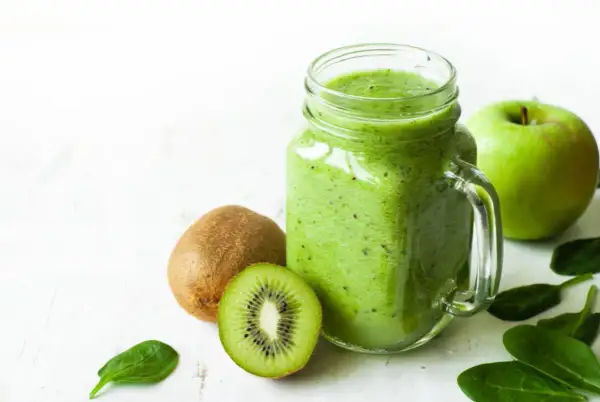 Smoothie verde con kiwi, mela e spinaci, un concentrato di lassativi naturali per il benessere.