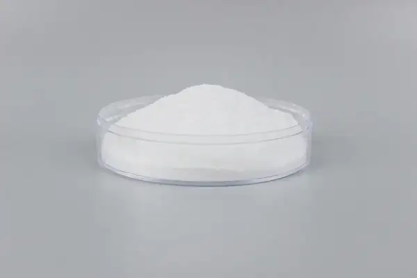 Polvere bianca in una capsula di Petri. Il composto e223 fa male se ingerito.