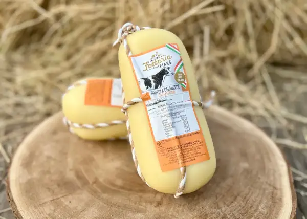 Provola calabrese della Fattoria della Piana, con etichetta che indica "Senza Lattosio". La provola contiene lattosio, ma in quantità minime.