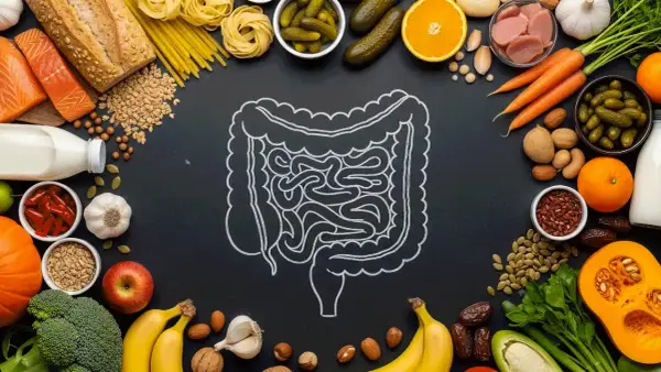 Alimenti sani e un disegno di intestino. Una dieta equilibrata, con attenzione ai crackers, può aiutare il colon irritabile.